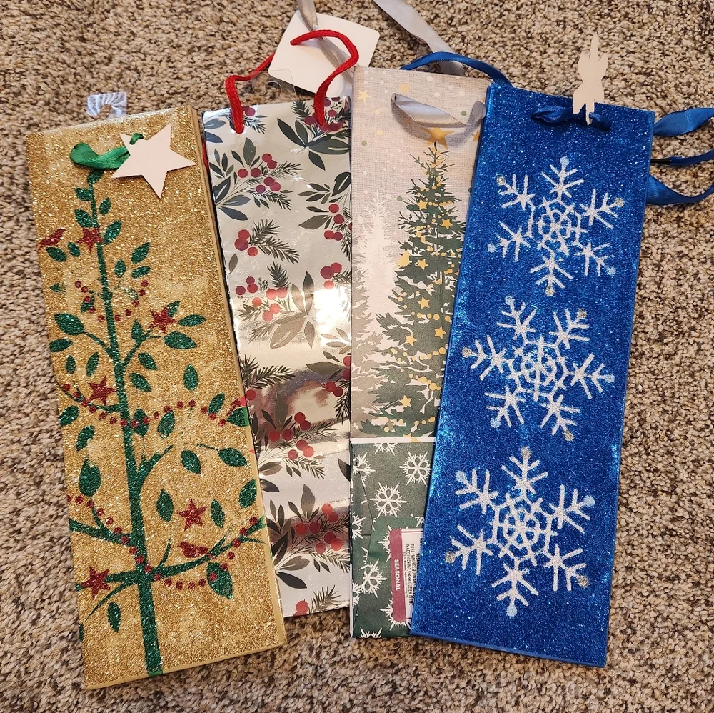 Holiday Gift Wrap Set - 8 LG Bags, 4 SM Bags, 2 Rolls Of Gift Wrap, 26 Bows